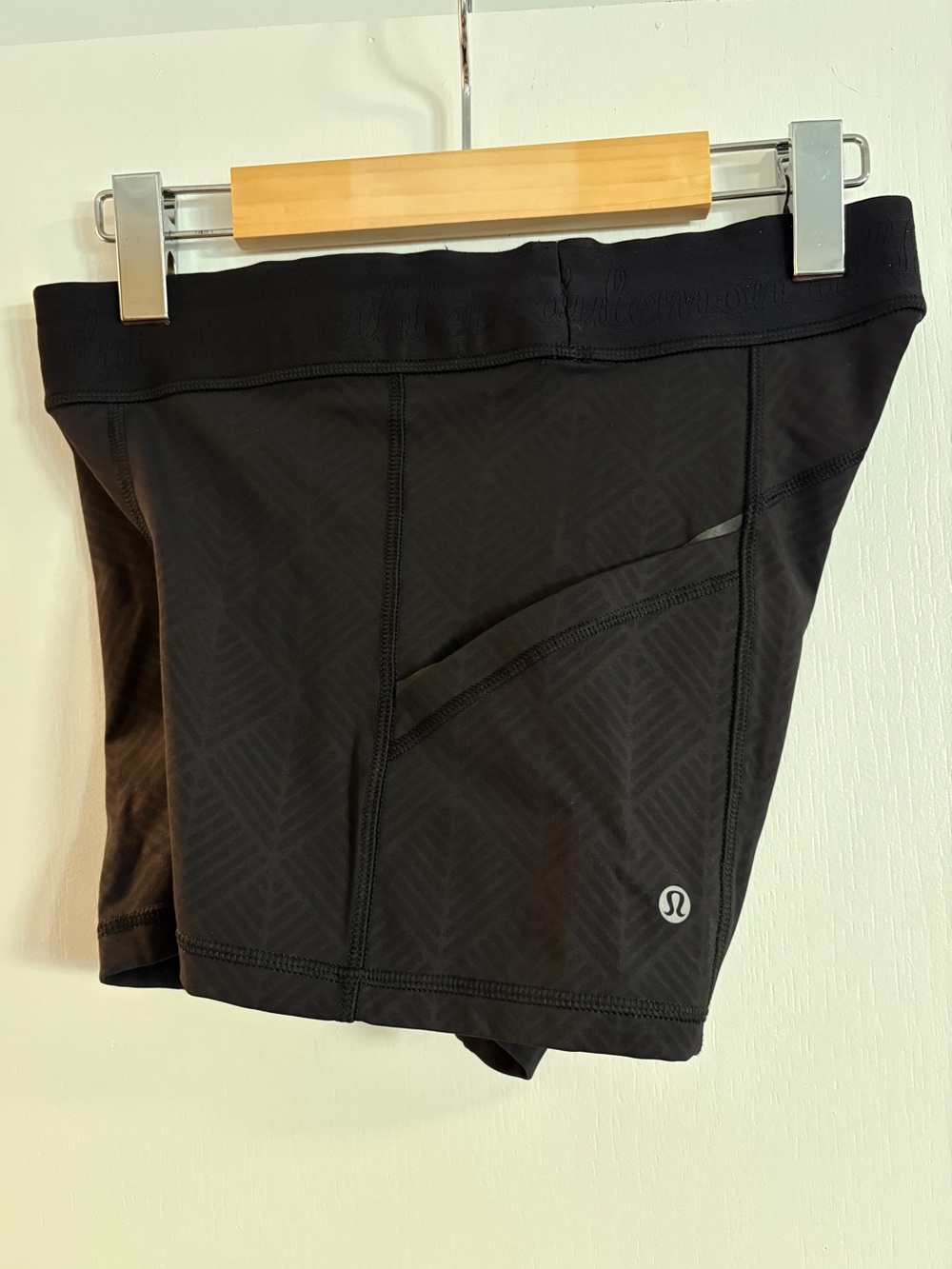 Lululemon 6 charcoal & black diamond pattern compression shorts